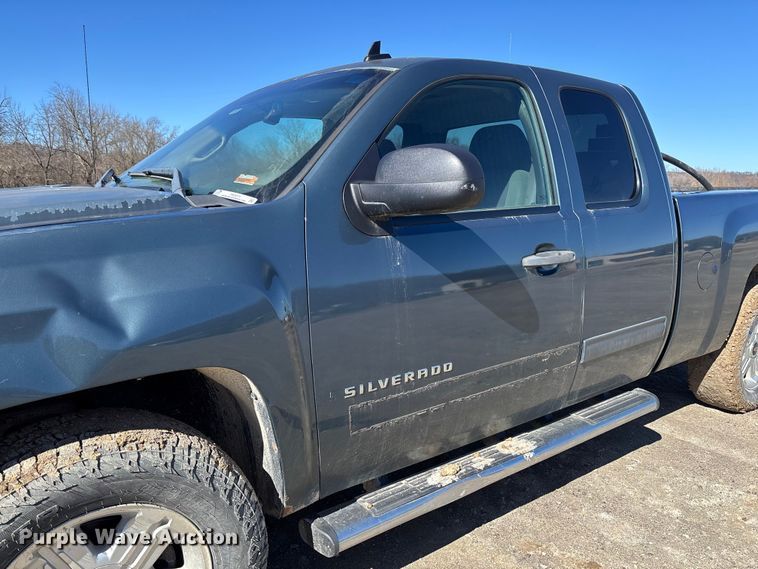 image for item FB3071 2009 Chevrolet Silverado 1500 Ext. Cab pickup truck