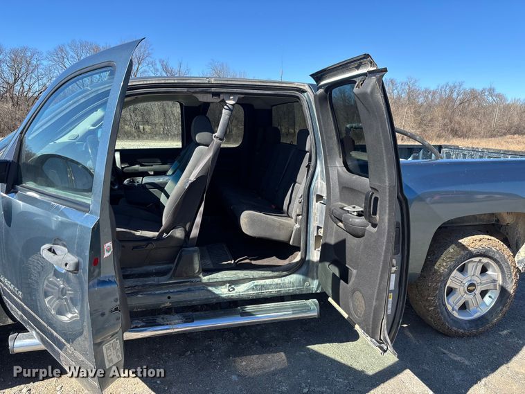 image for item FB3071 2009 Chevrolet Silverado 1500 Ext. Cab pickup truck