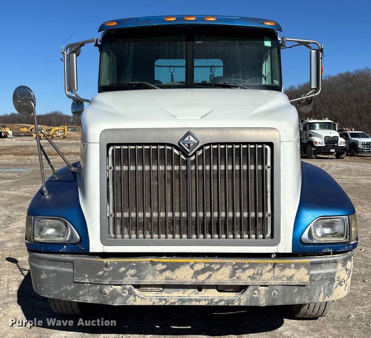 image for item FB3074 2006 International 9400i semi truck