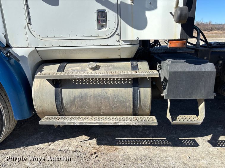 image for item FB3074 2006 International 9400i semi truck