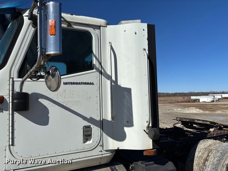 image for item FB3074 2006 International 9400i semi truck