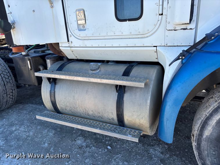 image for item FB3074 2006 International 9400i semi truck