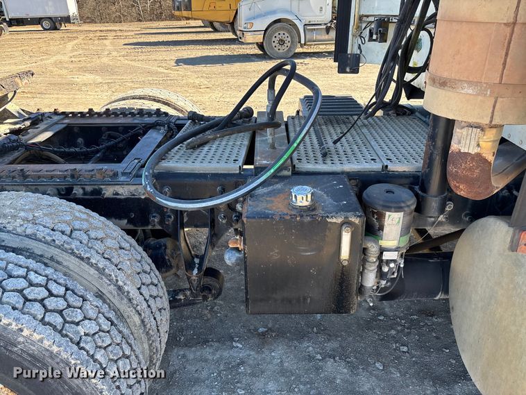 image for item FB3074 2006 International 9400i semi truck