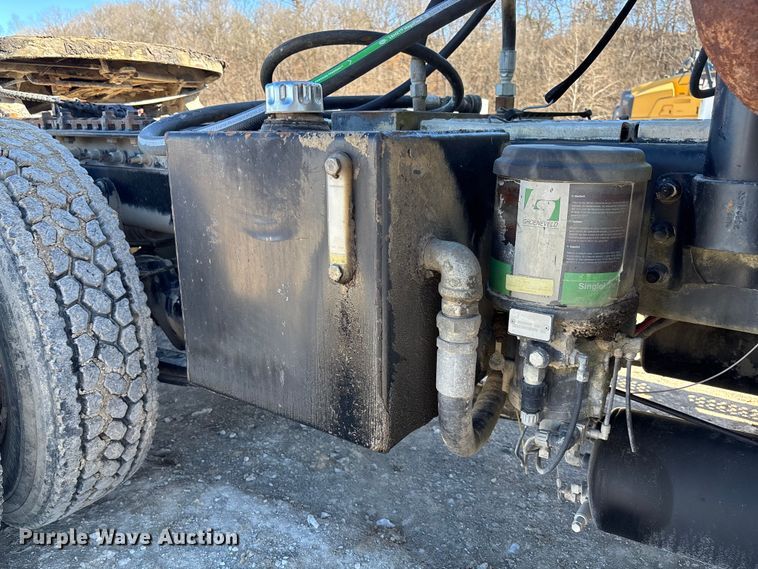 image for item FB3074 2006 International 9400i semi truck