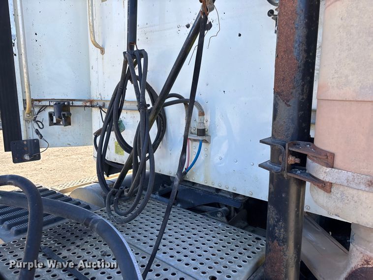 image for item FB3074 2006 International 9400i semi truck