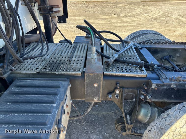 image for item FB3074 2006 International 9400i semi truck