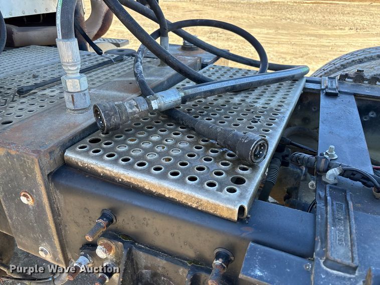 image for item FB3074 2006 International 9400i semi truck