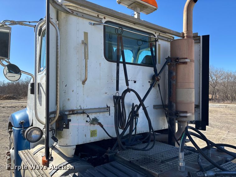 image for item FB3074 2006 International 9400i semi truck