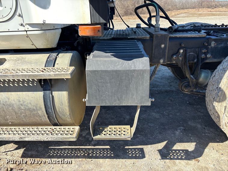 image for item FB3074 2006 International 9400i semi truck