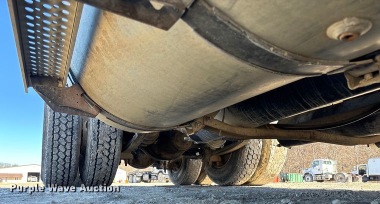 image for item FB3074 2006 International 9400i semi truck