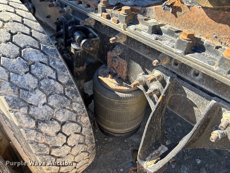 image for item FB3074 2006 International 9400i semi truck