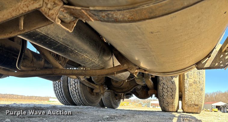 image for item FB3074 2006 International 9400i semi truck