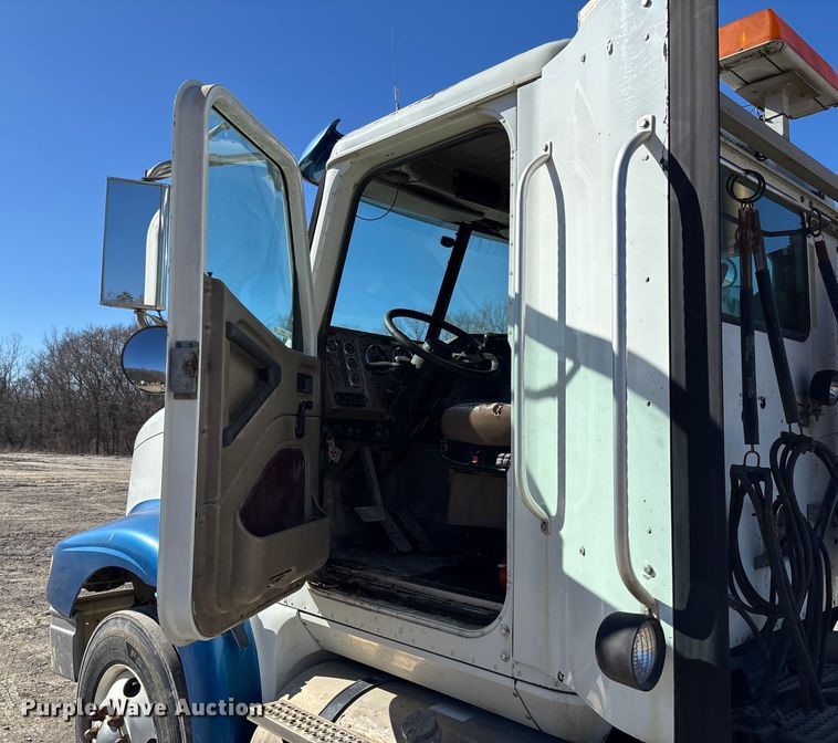 image for item FB3074 2006 International 9400i semi truck