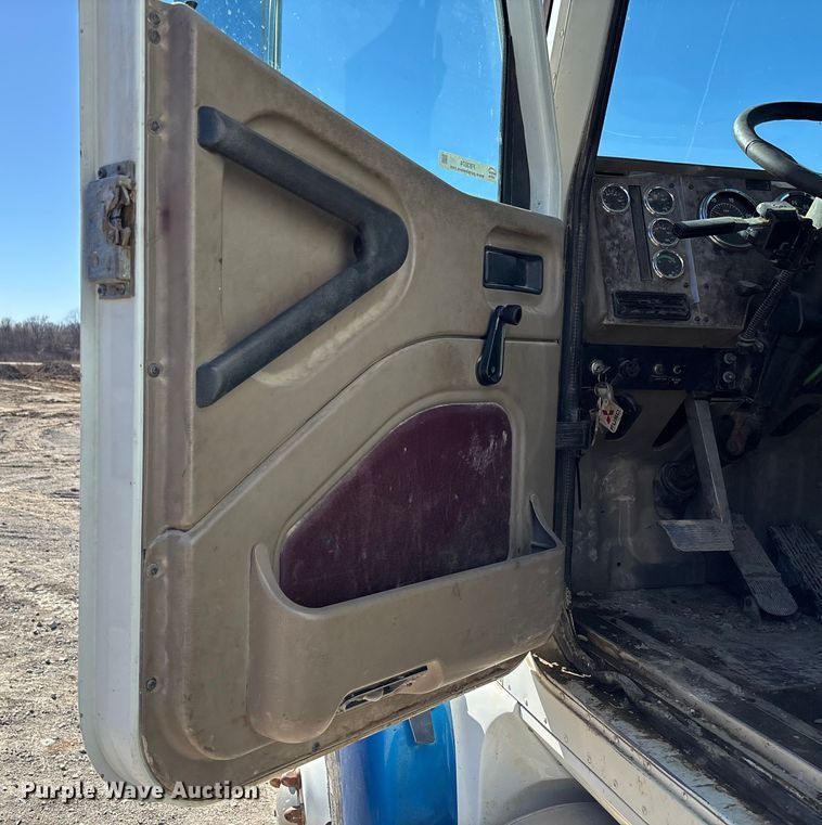 image for item FB3074 2006 International 9400i semi truck