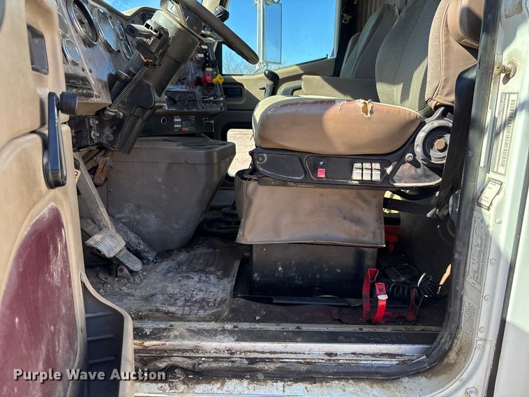 image for item FB3074 2006 International 9400i semi truck