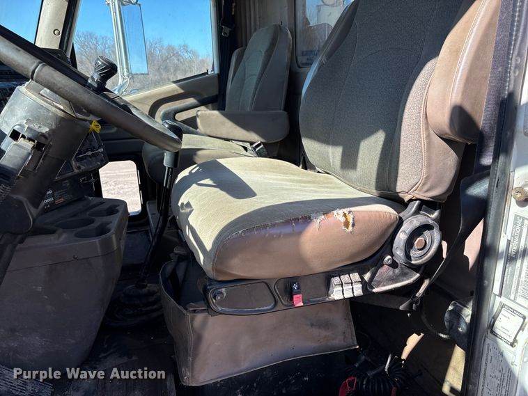 image for item FB3074 2006 International 9400i semi truck