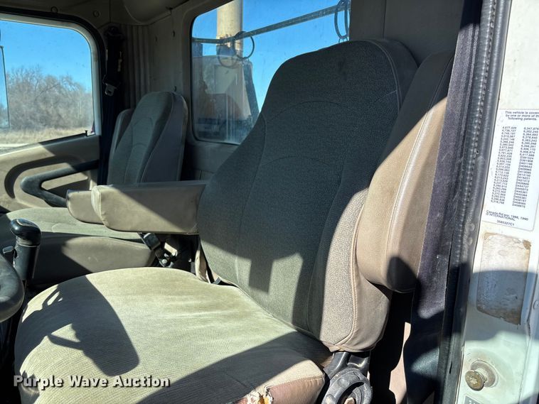 image for item FB3074 2006 International 9400i semi truck