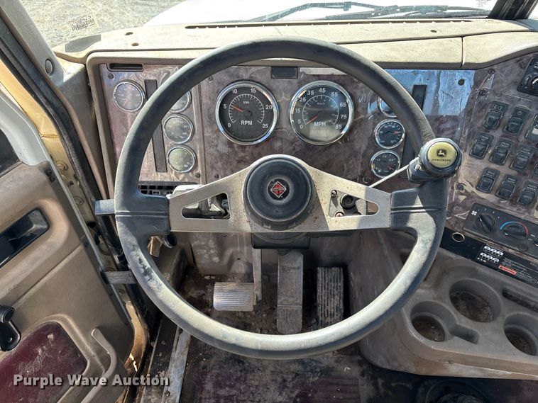 image for item FB3074 2006 International 9400i semi truck