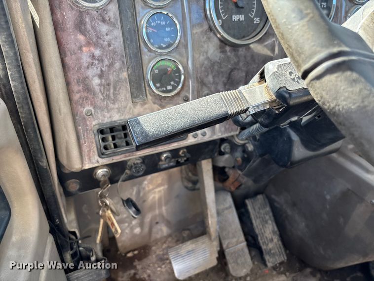 image for item FB3074 2006 International 9400i semi truck