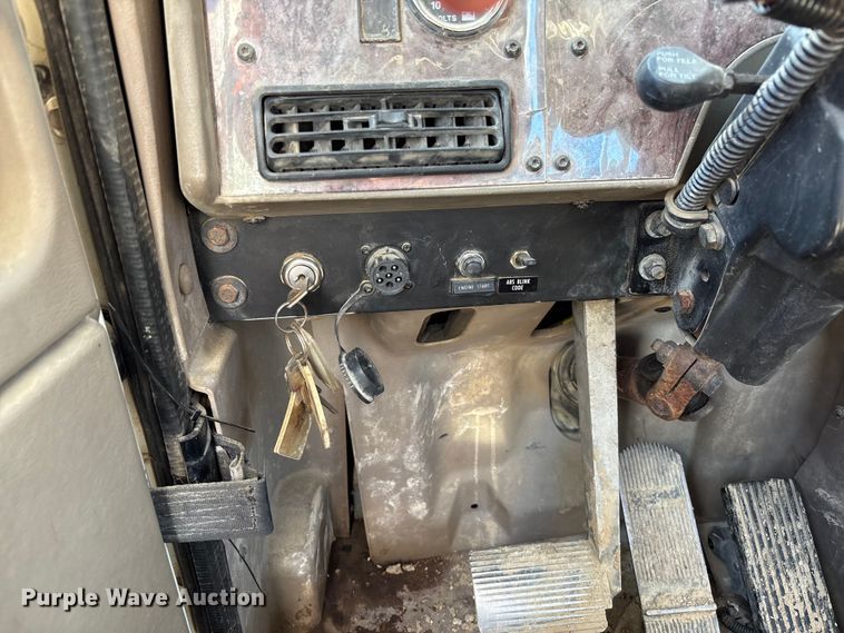 image for item FB3074 2006 International 9400i semi truck