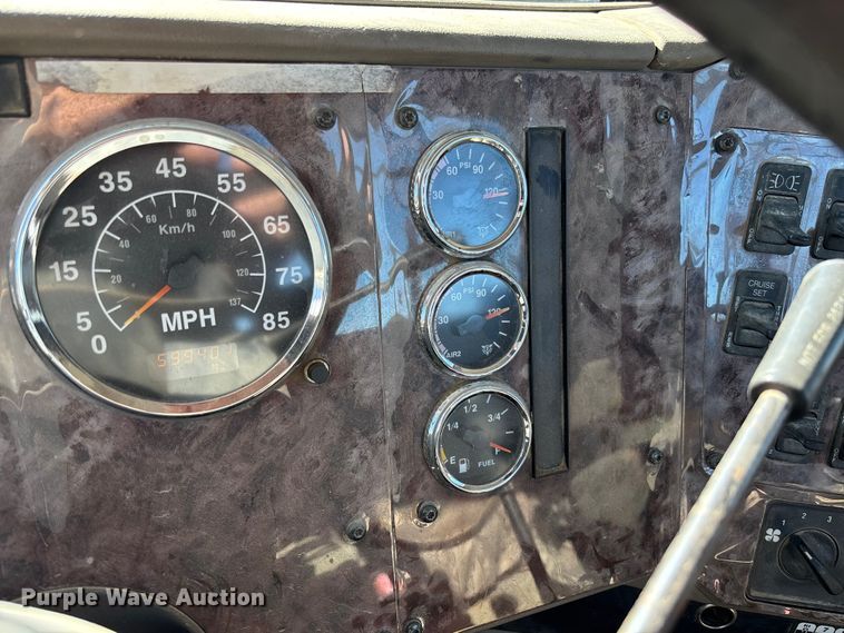 image for item FB3074 2006 International 9400i semi truck