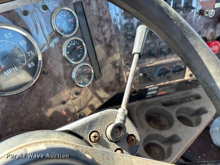 image for item FB3074 2006 International 9400i semi truck