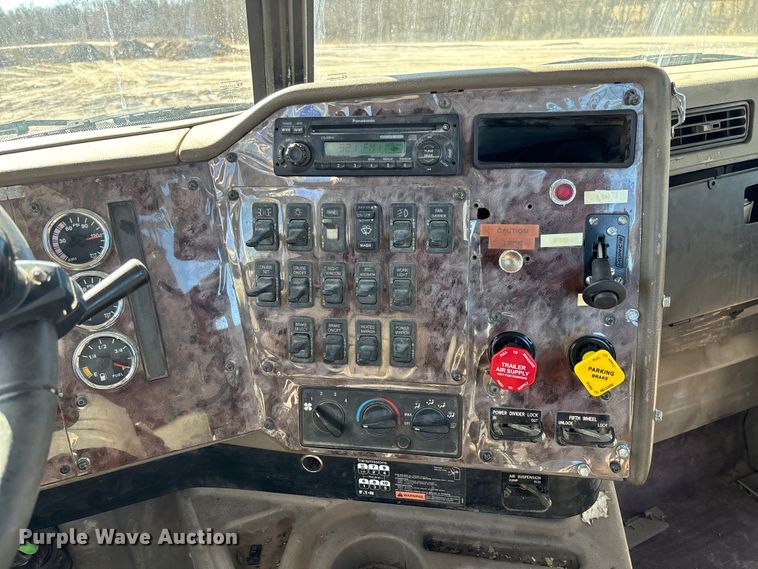 image for item FB3074 2006 International 9400i semi truck