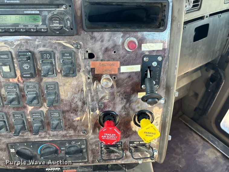 image for item FB3074 2006 International 9400i semi truck