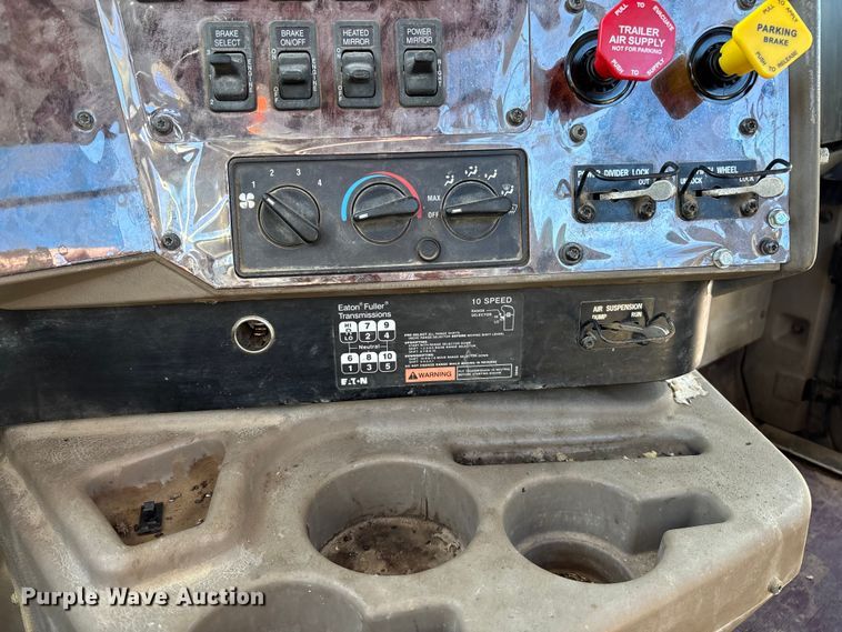 image for item FB3074 2006 International 9400i semi truck