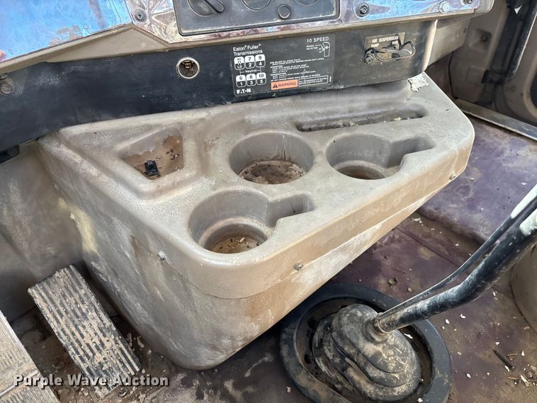 image for item FB3074 2006 International 9400i semi truck