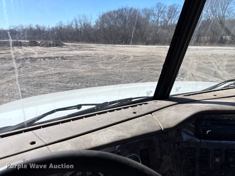 image for item FB3074 2006 International 9400i semi truck