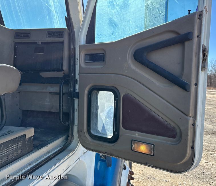 image for item FB3074 2006 International 9400i semi truck