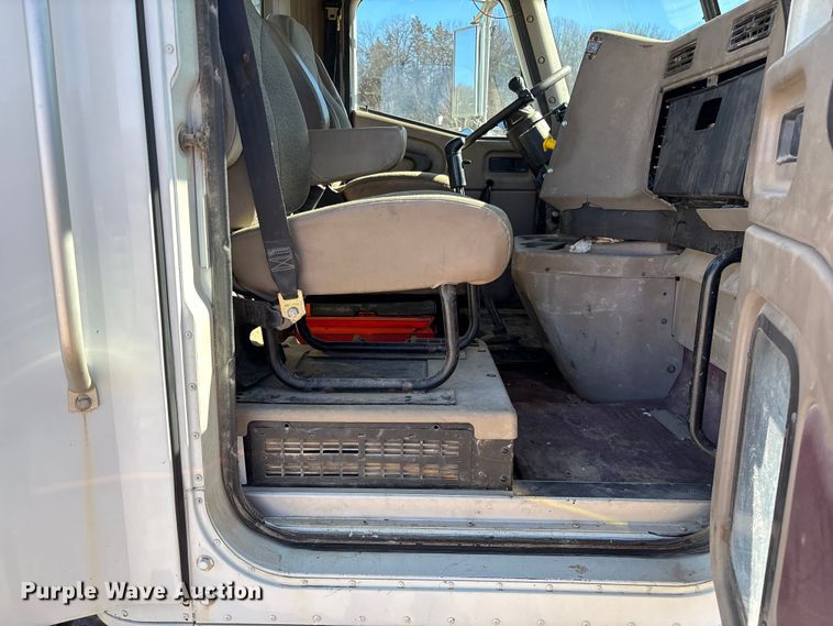 image for item FB3074 2006 International 9400i semi truck