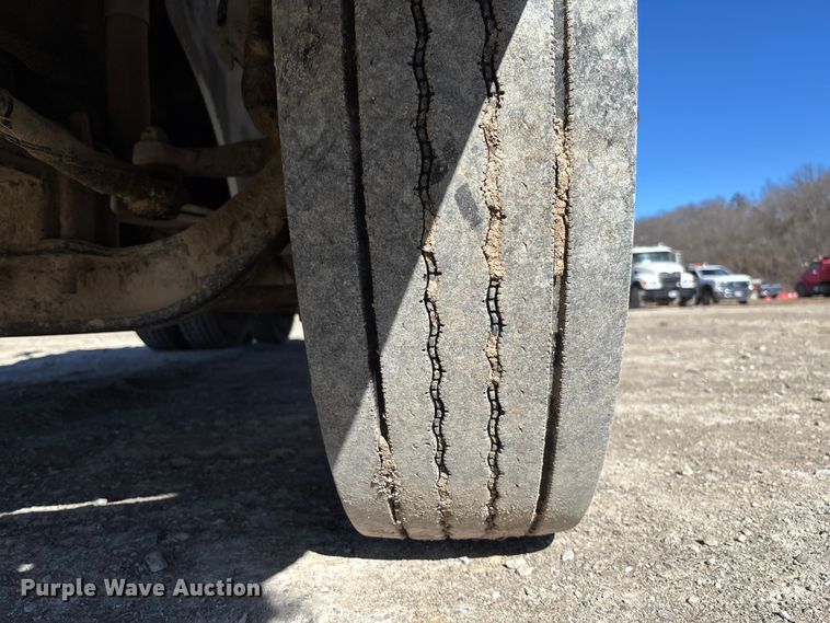 image for item FB3074 2006 International 9400i semi truck