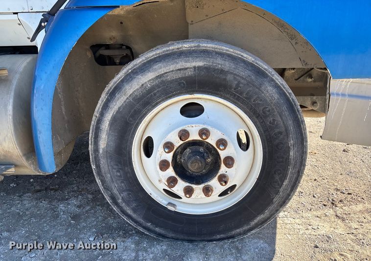 image for item FB3074 2006 International 9400i semi truck