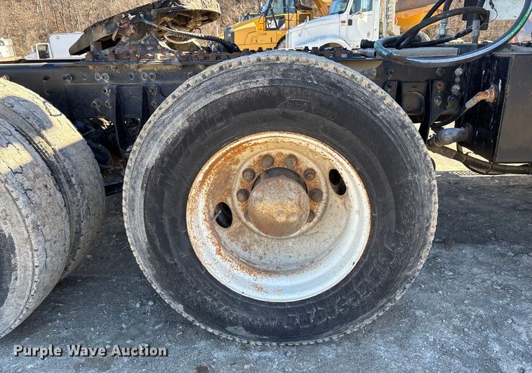 image for item FB3074 2006 International 9400i semi truck