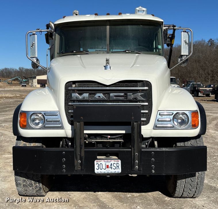 image for item FB3075 2007 Mack CV713 roll-off container truck