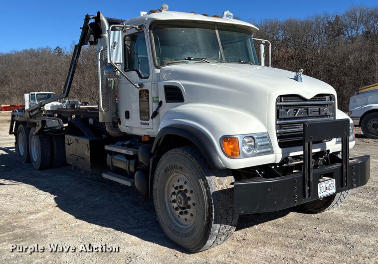 image for item FB3075 2007 Mack CV713 roll-off container truck