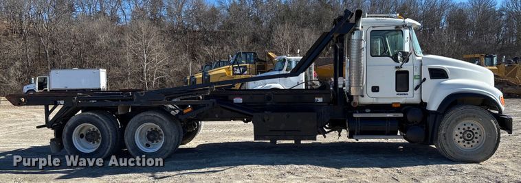 image for item FB3075 2007 Mack CV713 roll-off container truck