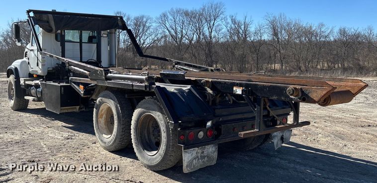 image for item FB3075 2007 Mack CV713 roll-off container truck