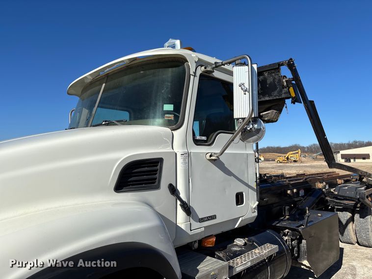 image for item FB3075 2007 Mack CV713 roll-off container truck