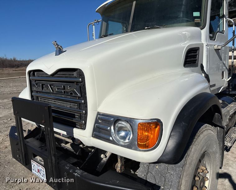 image for item FB3075 2007 Mack CV713 roll-off container truck