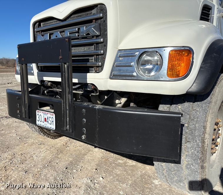 image for item FB3075 2007 Mack CV713 roll-off container truck