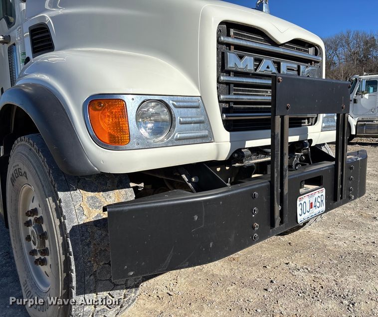 image for item FB3075 2007 Mack CV713 roll-off container truck