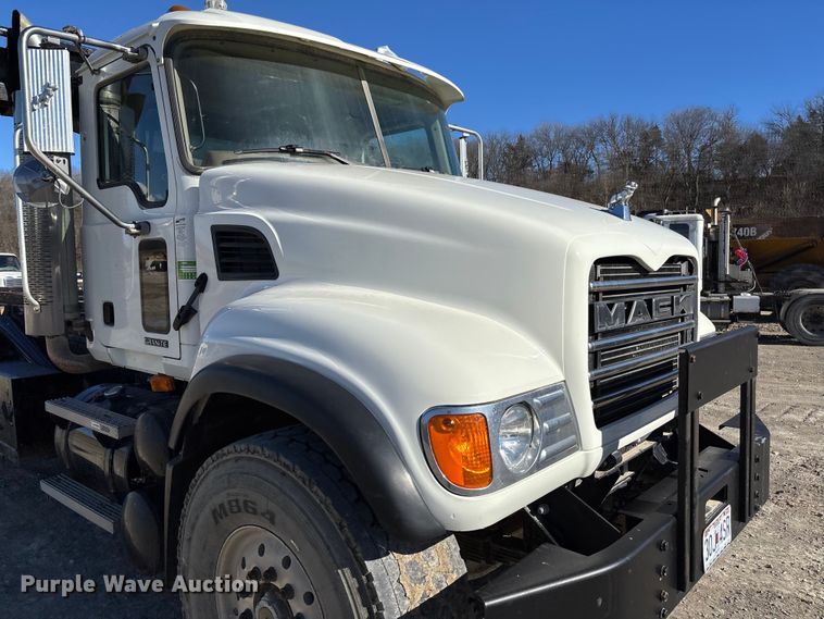 image for item FB3075 2007 Mack CV713 roll-off container truck