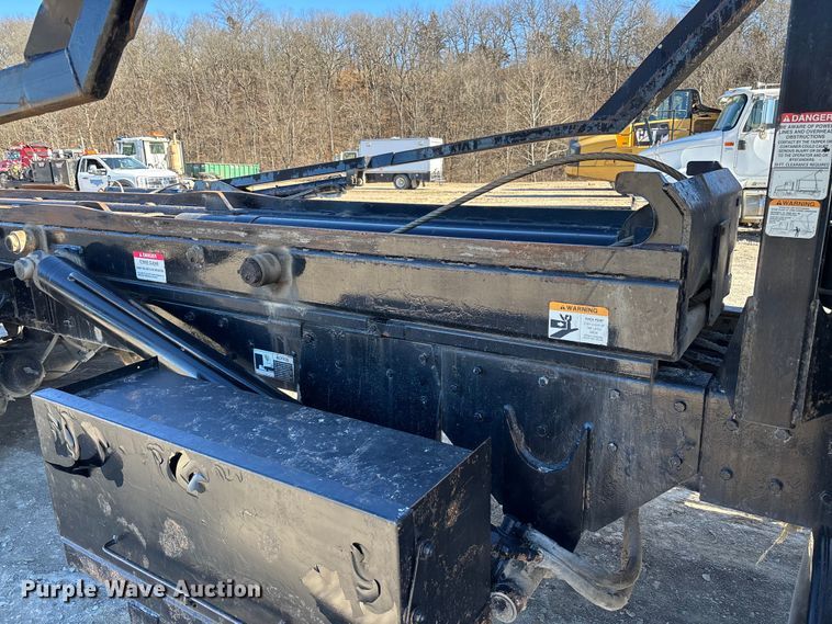 image for item FB3075 2007 Mack CV713 roll-off container truck