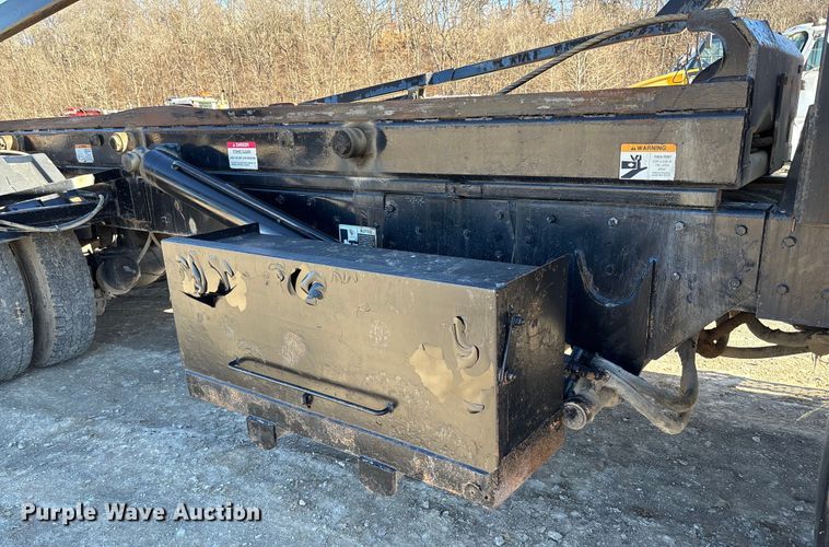 image for item FB3075 2007 Mack CV713 roll-off container truck