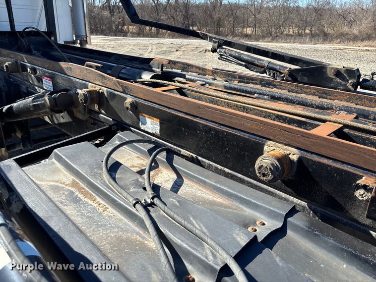 image for item FB3075 2007 Mack CV713 roll-off container truck