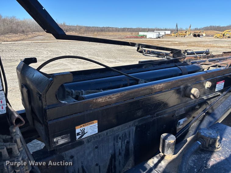 image for item FB3075 2007 Mack CV713 roll-off container truck