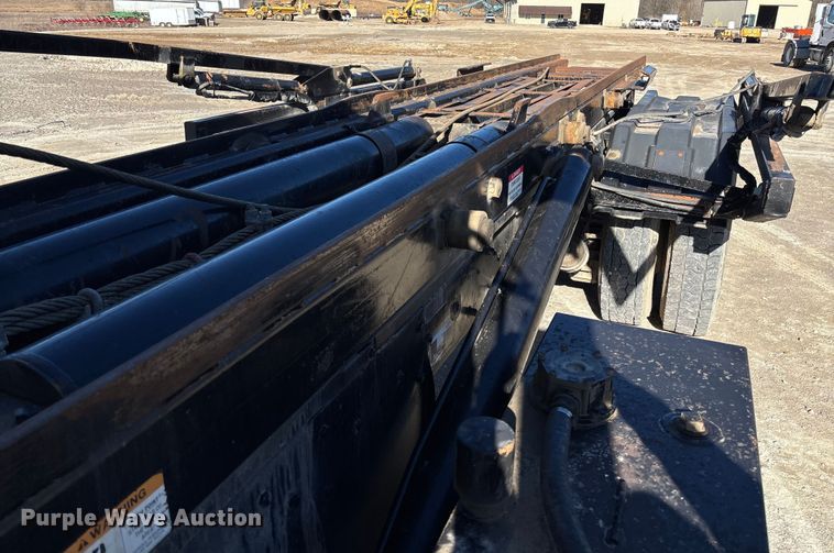 image for item FB3075 2007 Mack CV713 roll-off container truck